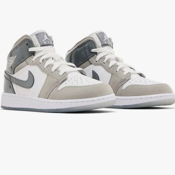 Boys Air Jordan 1 Mid Size 4 - Picture 2 of 6